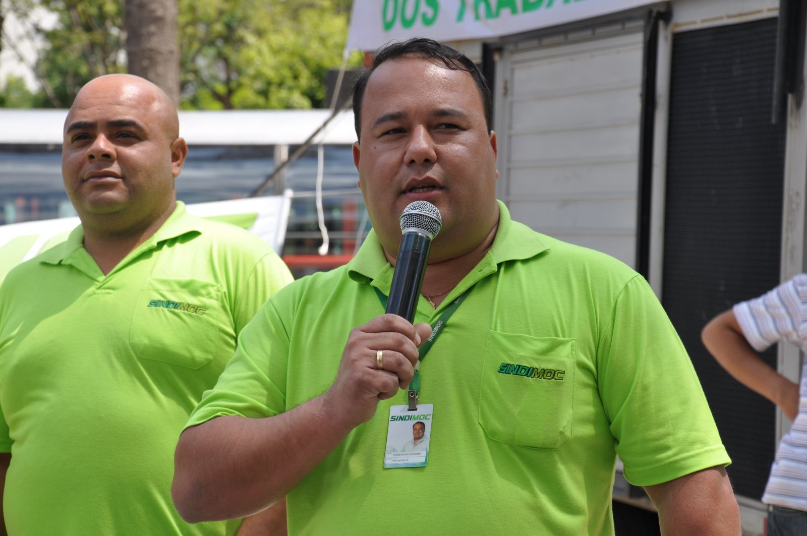 Anderson Teixeira comunica aos trabalhadores, em assembleia na Rui Barbosa, a vitória na luta contra as multas injustas.